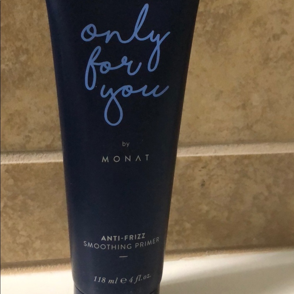 Monat anti-frizz smoothing primer